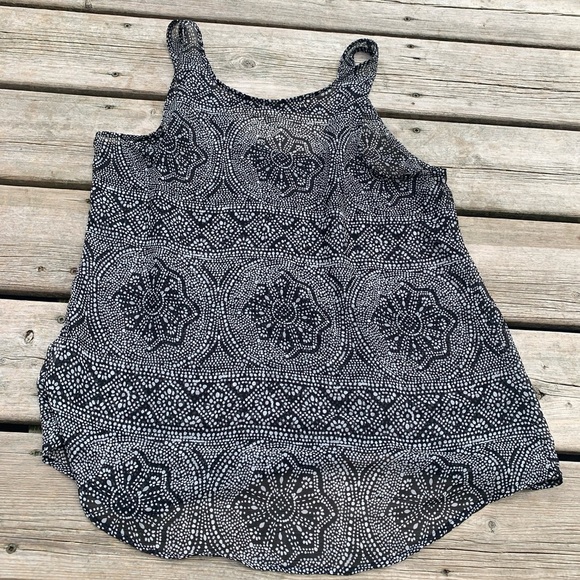 💛 Old Navy Black & White Geometric Print Sleeveless Tank Top - Flowy Blouse M/L - Picture 2 of 4